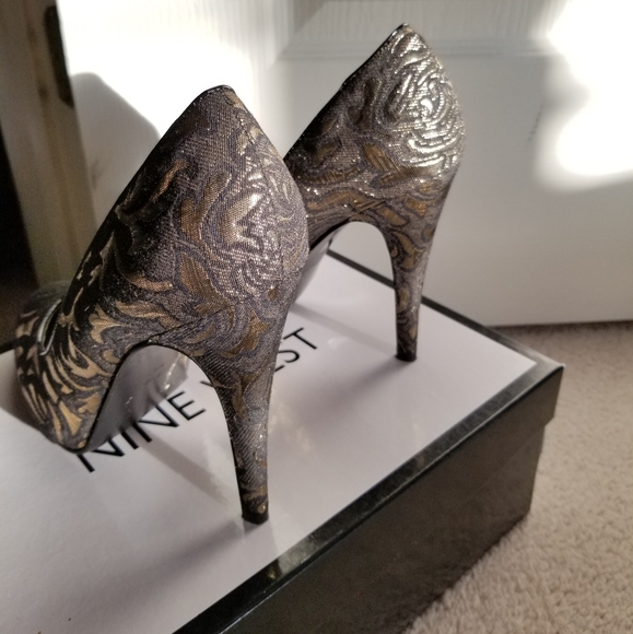 NINE WEST Formal Gold Patterned Pumps - Picture 2 of 6